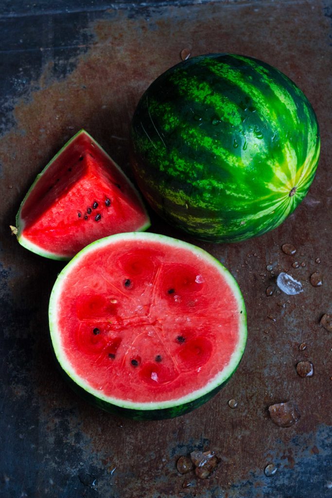 3 Rezepte für Fingerfood mit Wassermelone: Jetzt auf meinem Blog (umdentisch.de) Diese sommerlichen Fingerfood Variationen machen eure Gäste garantiert glücklich! Und sie sind blitzschnell zubereitet. #umdentisch #wassermelone #foodphotography #fingerfood #appetizer #partyrezept #watermelon #wassermelonenrezept #gesund #sommer #gartenparty #rezept #sommerparty