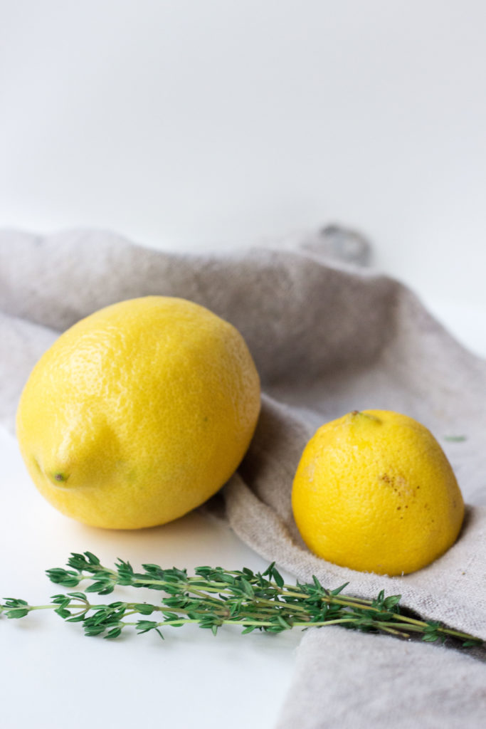 Habt ihr schon mal Thymian mit Zitrone zusammengebracht? Für mich funktioniert es perfekt. Der süß-salzige Mürbeteig mit Thymian-Aroma, die leicht saure, fruchtige Zitronen-Creme und der süße Guss harmonieren so gut. #backen #backrezepte #zitronenschnitten #thymian #baking #thyme #lemonbars #lemonthymebars