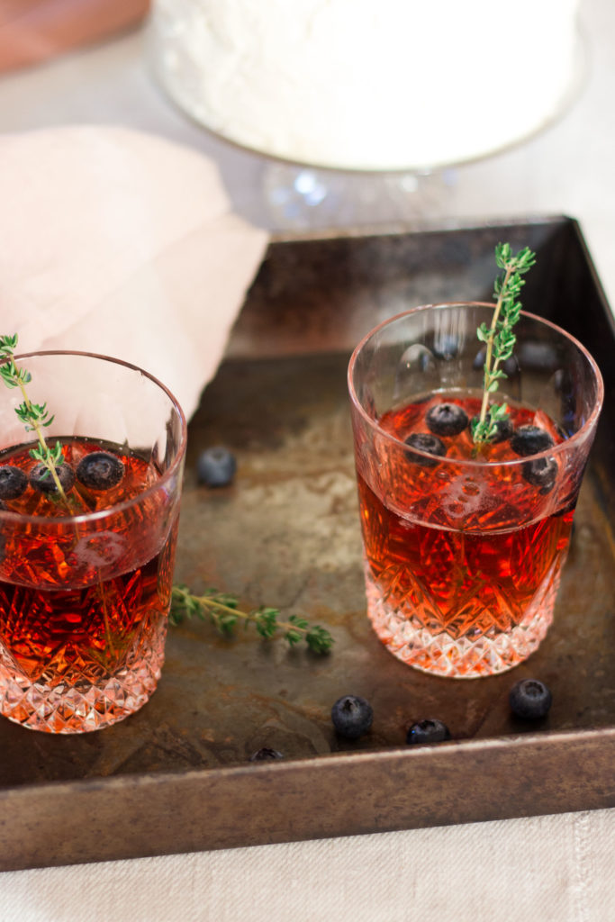 Aperitif Zum Valentinstag Blaubeeren Sekt Und Thymian Um Den Tisch