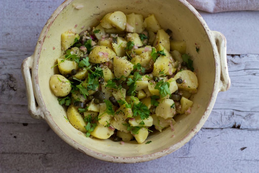 Das beste Kartoffelsalat-Rezept! Mit lauwarmer Kapern-Vinaigrette. So gut!! Rezept auf dem Blog. #kartoffelsalat #potatoesalad #foodphotography #grillrezept #kartoffeln #kapern #salatrezept #grillen