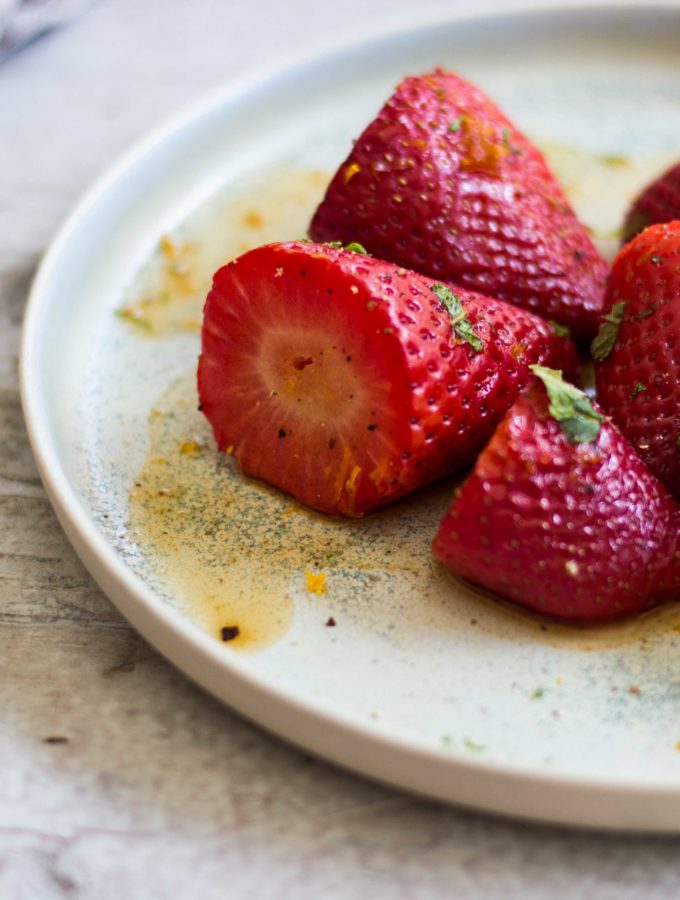 Grill-Dessert: Geröstete Erdbeeren mit Pimms und Orange