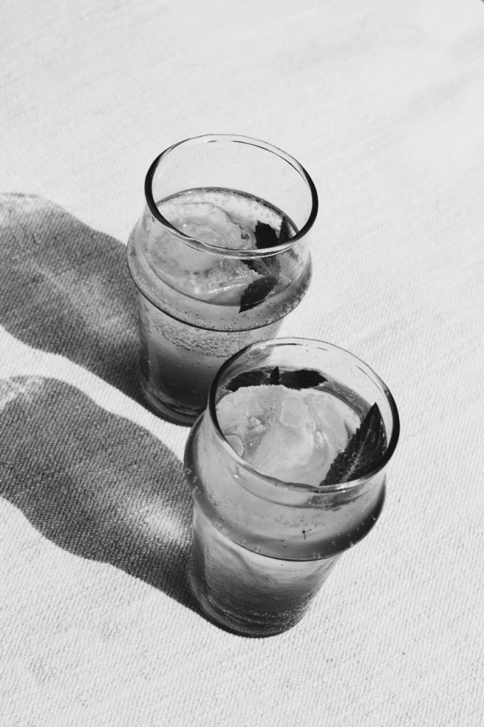 Lest auf dem Blog das Rezept für diesen köstlichen Rhabarbersirup. Daraus lässt sich wunderbar ein alkoholfreier Aperitif kreieren! Schaut vorbei auf umdentisch.de #aperitif #rhabarber #rhubarb #alkoholfrei #aperitifwithoutalcohol #virginaperitif #lemonade #limonade #linen #glassware #tischdeko #setthetable #gatheringslikethese #blackandwhite #blackandwhitephotography #schwarzweißfotografie