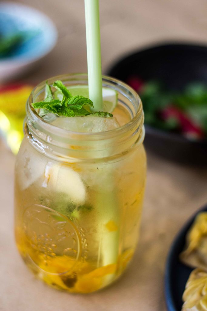 Grüner Tee, Limetten, Ingwer, Gin und Minze: Der perfekte Drink, besonders zu asiatischem Essen. So erfrischend! Jetzt auf dem Blog (www.umdentisch.de) #umdentisch #gruenertee #greantea #gindrink #ingwer #ginger #dumplingsnight #dinnerwithfriends #aperitif #asiandrink