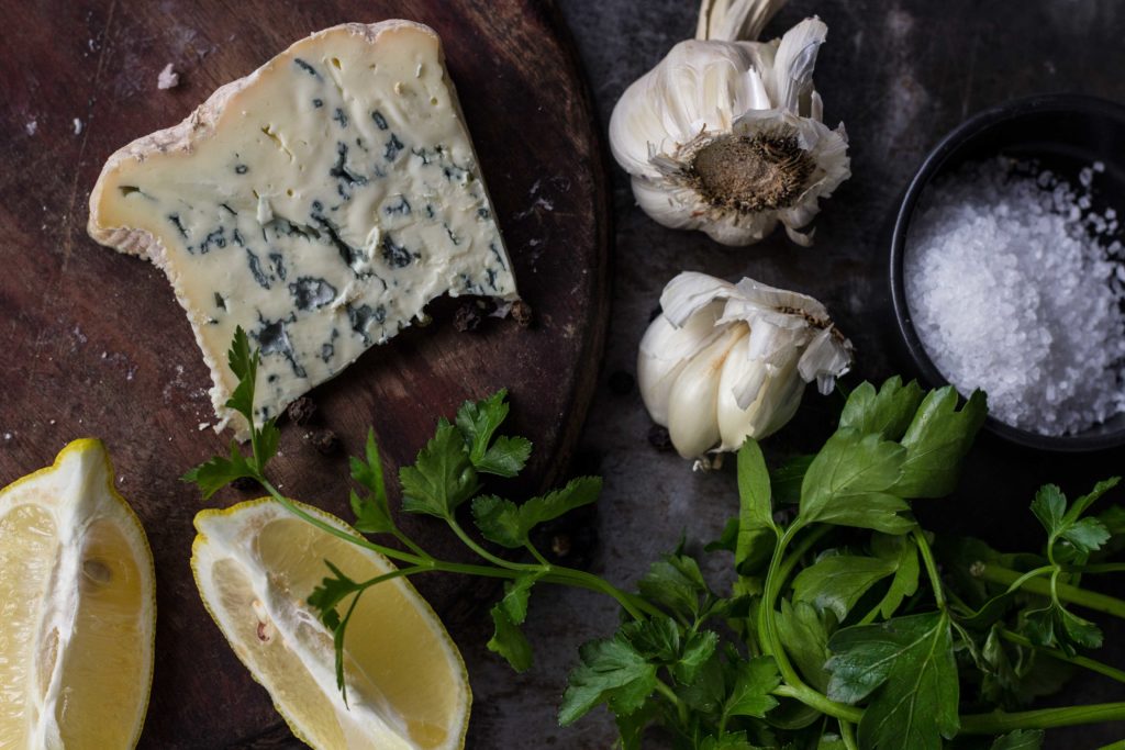 Knusprige Blumenkohl Nuggets mit Fourme d´Ambert Blauschimmelkäse-Dip - lest das Rezept jetzt auf umdentisch.de #vegetarisch #blumenkohl #nuggets #dip #blauschimmelkäse #veggie #foodphotography #käse #partysnack 