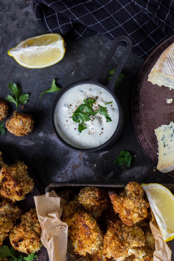 Knusprige Blumenkohl Nuggets mit Fourme d´Ambert Blauschimmelkäse-Dip - lest das Rezept jetzt auf umdentisch.de #vegetarisch #blumenkohl #nuggets #dip #blauschimmelkäse #veggie #foodphotography #käse #partysnack 