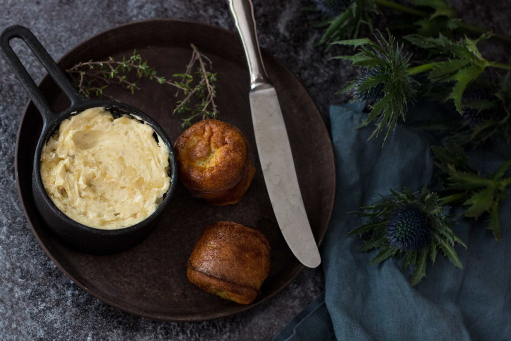 Der perfekte Appetizer: Warm, innen saftig, außen knusprig, fluffig: Thymian Popovers mit Ingwer-Birnen-Butter. Nach einem Rezept von Camille Styles. So gut! Lest das Rezept jetzt auf dem Blog: umdentisch.de. #umdentisch #camillestyles #appetizer #thymian #ingwer #birne #butter #popovers #backen #kräuter #herbst #gäste #rezept #vorspeise #winter #foodphotography #gatheringslikethese #foodstyling #foodblogger