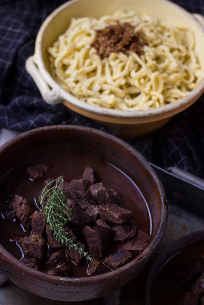 Unser Familienrezept: Gulasch mit Spätzle - Um den Tisch