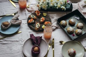 Osterbrunch Rezepte #umdentisch #ostern #rezepte #deko #tischdeko #brunch #lachs #canape #grapefruit sekt