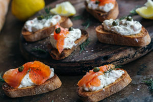 Osterbrunch Rezepte #umdentisch #ostern #rezepte #deko #tischdeko #brunch #lachs #häppchen #appetizer #canape #lachcreme