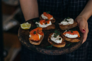 Osterbrunch Rezepte #umdentisch #ostern #rezepte #deko #tischdeko #brunch #lachs #häppchen #appetizer #canape #lachcreme